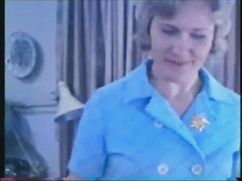 O brunetă în ciorapi ...
