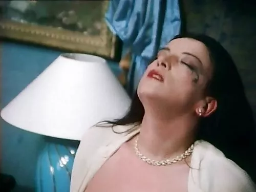 Busty MILF seduce bă ...