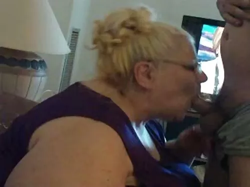 Blonda sexy cu sani  ...