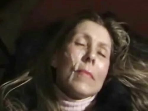 Blonda cu picioare l ...