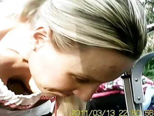 Tânără brunetă face  ...