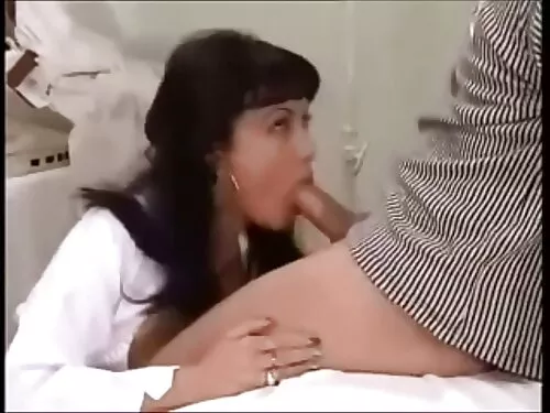 Un bărbat se dă cu u ...