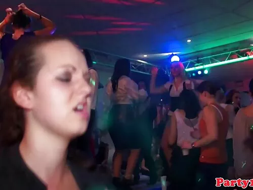 Fata crupier se dă f ...