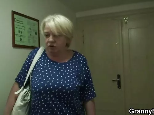 O blondă drăguță i-a ...