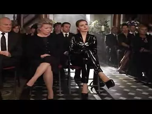 Un bărbat o fute pe  ...