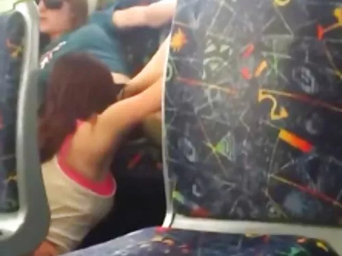 O fată tânără cu tat ...