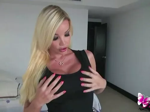 Blonda cu sani mari  ...