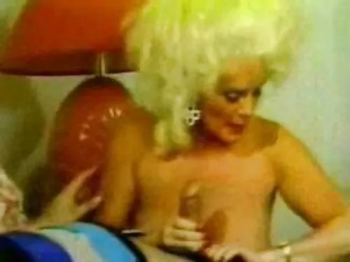 O brunetă într-un st ...