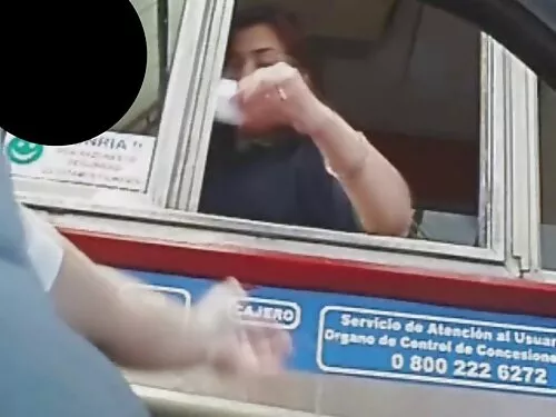 O fată cu păsărică p ...