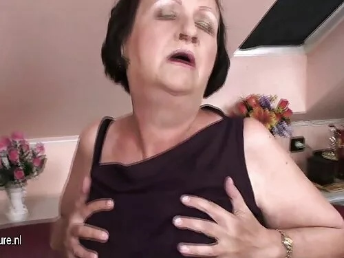 O fată tânără cu un  ...