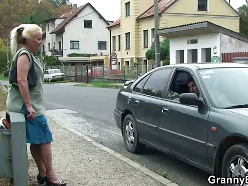 Mulața și prietena e ...