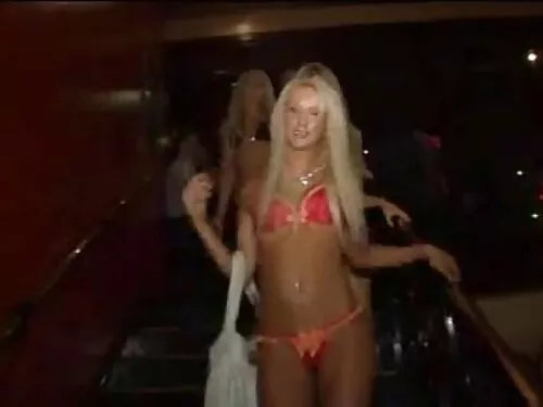 Blonda cu futute rau ...