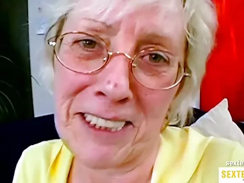 Busty MILF lovește f ...