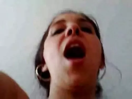 O fată cu sâni mari  ...