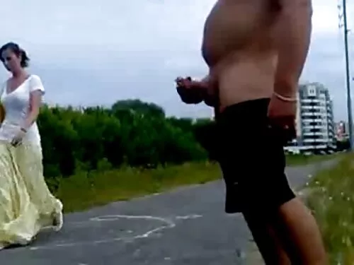 La birou, o fată tân ...