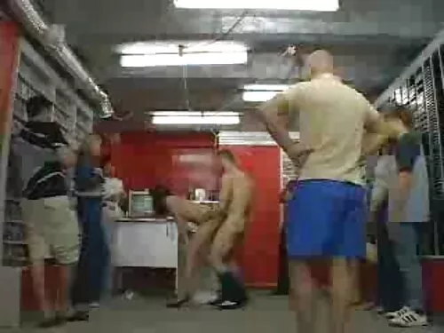 Doi negri musculoși  ...