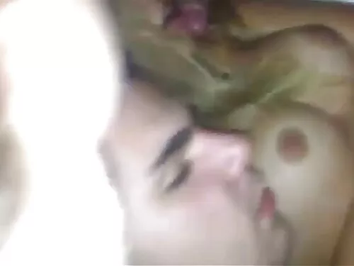 Tânără curvă cu muls ...