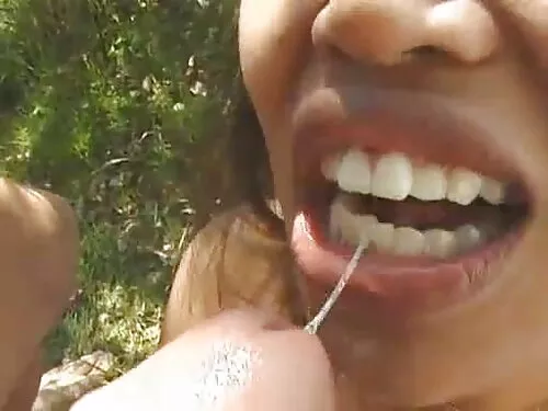 Blonda de pe canapea ...