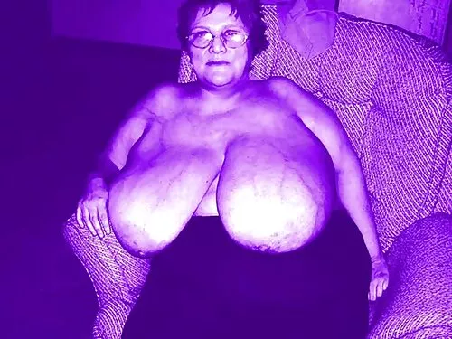 Mama cu un tatuaj pe ...