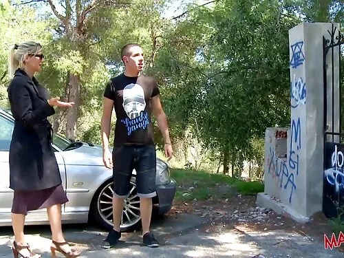Un cuplu de tineri r ...