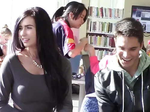 Femeia cu sâni mari  ...