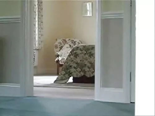 Un bărbat face sex d ...
